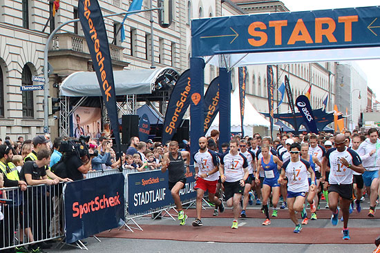 Start Halbmarathon beim Stadtlauf München 2016 um 8.00 Uhr - 1. Gruppe (©Foto: Martin Schmitz)